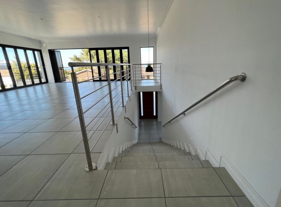 5 Bedroom Property for Sale in Wavecrest Eastern Cape